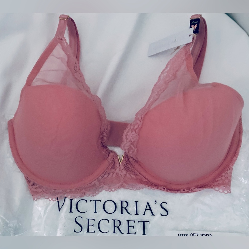 NWT Victoria’s Secret pink lace bra. Size 32DDD